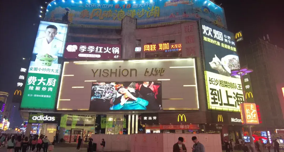 走訪長沙、重慶等地后，我總結(jié)出一套樓頂廣告牌“吸金術(shù)”