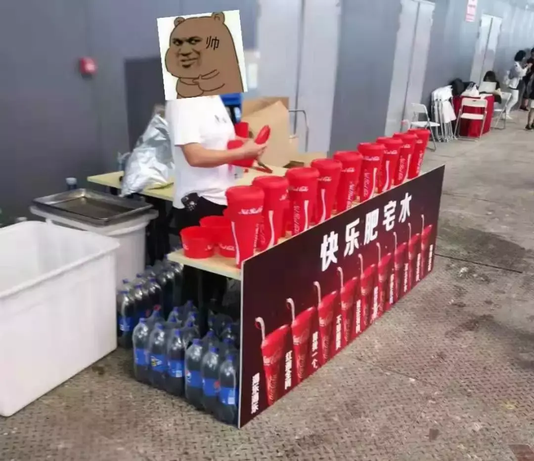 中國(guó)路邊的亞克力廣告牌，我能笑一年27